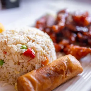 Fried or white rice and eggroll comes w/ lunch special