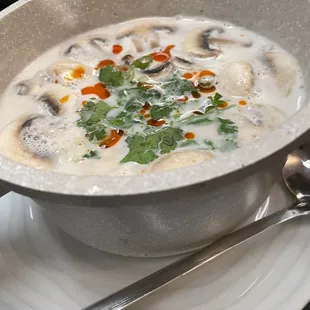S1. Tom Kha