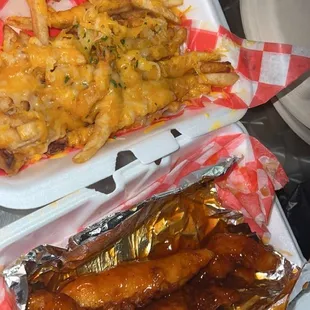 food, chicken wings and fried chicken