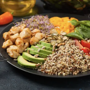Chicken-quinoa bowl with avocado, peppers and tomatoes. Always so fresh delivered to you door. Best meal Prep LA and OC