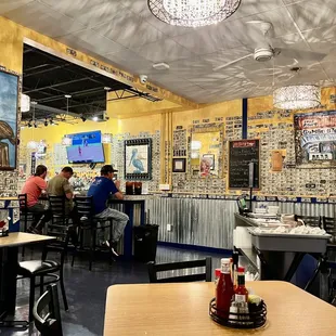 Bar patrons gettin the gumbo ON!