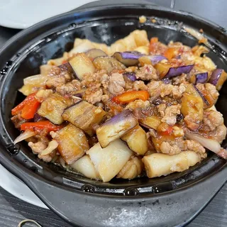 29. Braised Eggplant with Minced Pork on Rice Noodle in Casserole