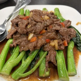 Sauteed Chinese Broccoli with Beef in Barbecue Sauce