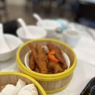 Steamed chicken feet in brown sauce