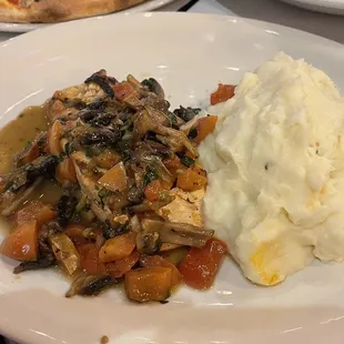 Salmone alla Brace con Fungi e Pomodoro