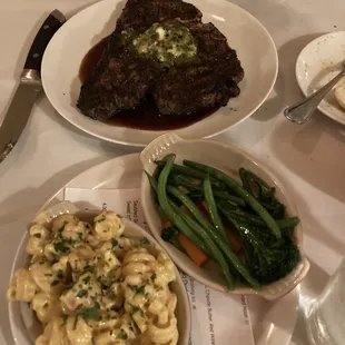 Steak, Mac and cheese, vegetables