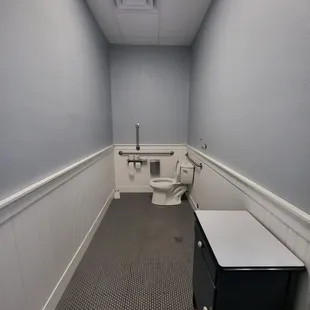 Men&apos;s restroom