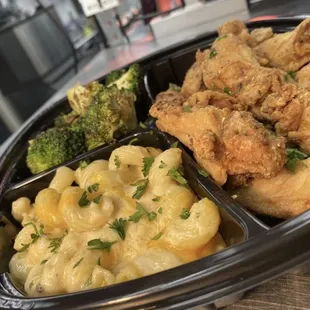 chicken, macaroni and cheese and broccoli