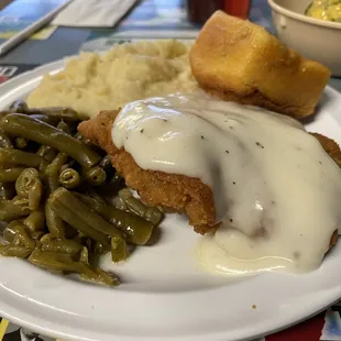 chicken fried with gravy and green beans