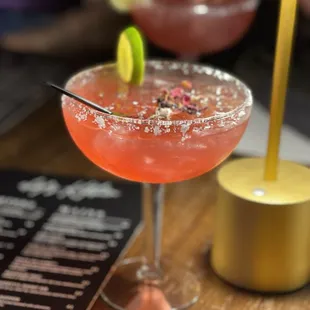 a close up of a margarita