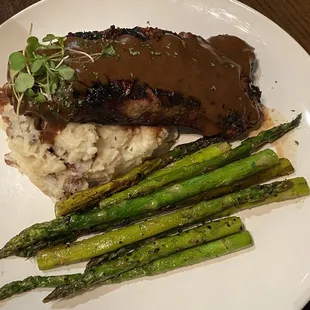 Steak with asparagus and mashed potatoes