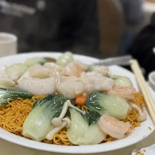 Seafood pan fried noodle