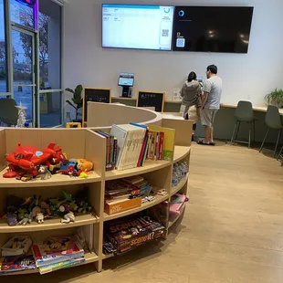 Toys for kids !   Order at the kiosk  Grab your own plates