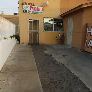 the entrance to chela&apos;s pizza