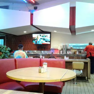 Nice folks, pretty clean, retro atmosphere, I dig it.