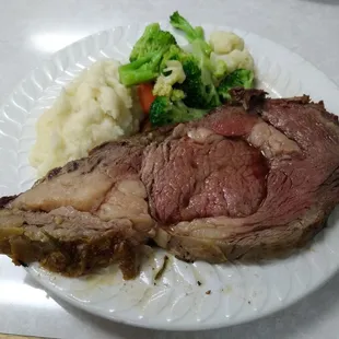 Prime rib special with mashed potatoes & mixed veggies. Yum!!
