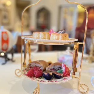 Love cakes ;  Fluffy and lightly sweet roll with chocolate, and fresh strawberries Assorted Shirini