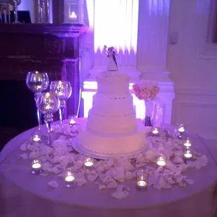 Wedding cake white with banana filing delicious! Delivery was cheap. Topper was not included.