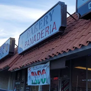 The front of the small Chelos Panaderia.