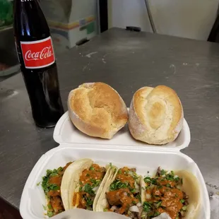 Tacos de asada con unos bolillos bien ricos y una coka bien fria!!!