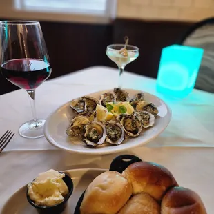 Bread rolls and roasted oysters