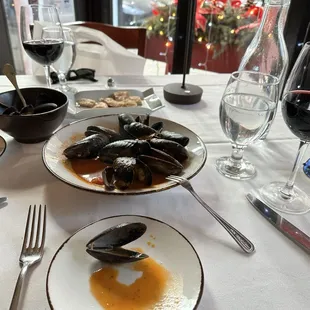 The clams were good but too bad we had no bread to soak up that sauce.