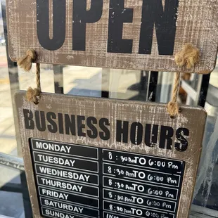 I like a café that stays open until the afternoon or evening, which will make it cool for meetings.