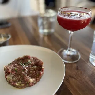 Grackleclub mocktail and beef tartare