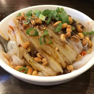 Mung bean noodles in spicy sauce (伤心凉粉)