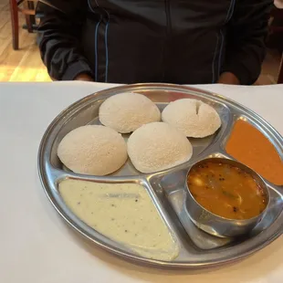 4 Pieces Idly, Vada with Sambar and Chutney