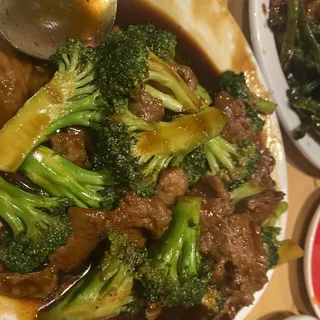 Beef with Fresh Broccoli in Brown Sauce