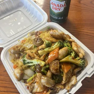 Chicken and broccoli with garlic sauce ! Yum