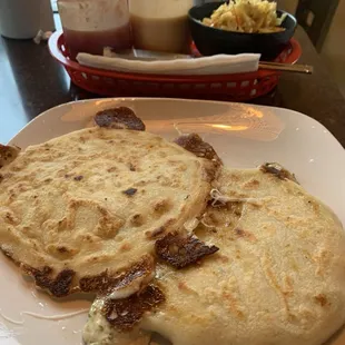 Pupusas (Revueltas y queso con Loroco).