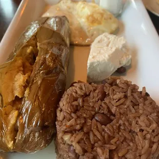 Tamalero plate (tamal, casamiento, queso y huevos).