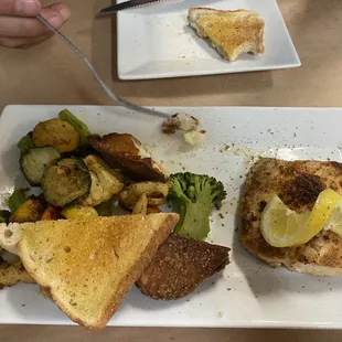 Grilled mahi mahi with veggies