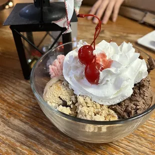 cheri o&apos;s ice cream parlour