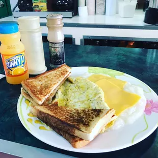 fast, cheap and good, also probably one of the only places you'll find grits in brooklyn! the owner is also so kind.