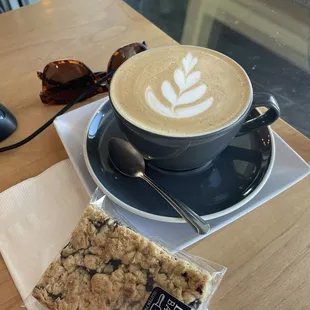 Vanilla latte and oat bar