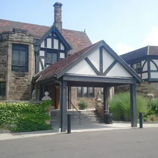 Punderson Manor Entrance