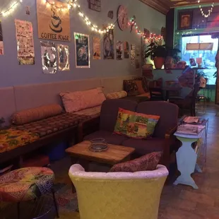Cozy interior with list of seating! Instagram: @tracyleemd