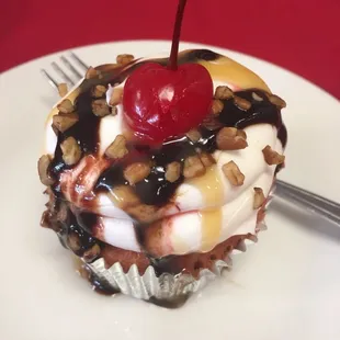 Strawberry sundae cupcake