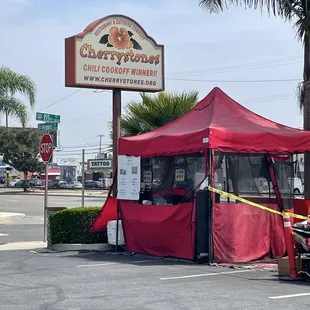 Picking up my chili for Karen N's picnic