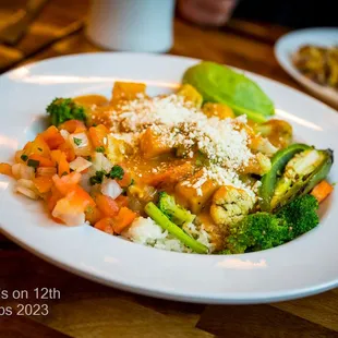 Mexican Ranchero Bowl
 Rice, black beans, roasted vegetables, ranchero sauce
