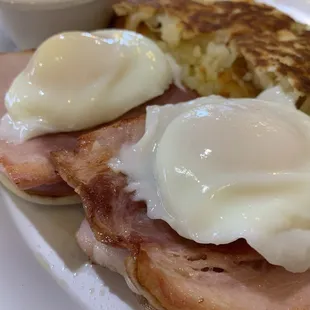 Excellent eggs Benedict, eggs cooked perfectly