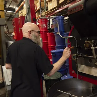 Roastmaster Paul and the red roaster "Chessie".