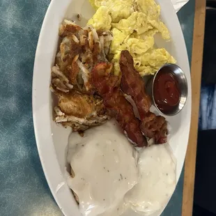 Country breakfast w biscuits and gravy.