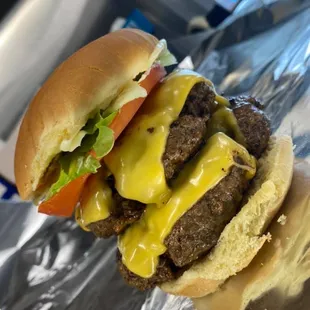 a cheeseburger with lettuce and tomato