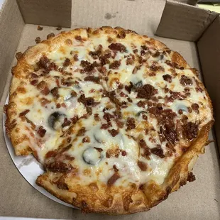 Small pizza, bacon and black olive