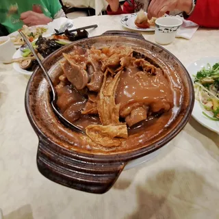 1-15. Pig Trotters with Fermented Bean Curd in Clay Pot