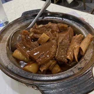 G13. Beef Stew Rice Noodle Roll in Clay Pot